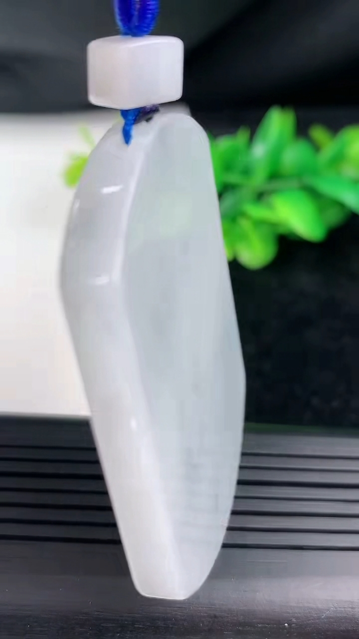 天然A货翡翠飘花无事牌吊坠尺寸54.6-41-5.6重量:40.33g
3月12日