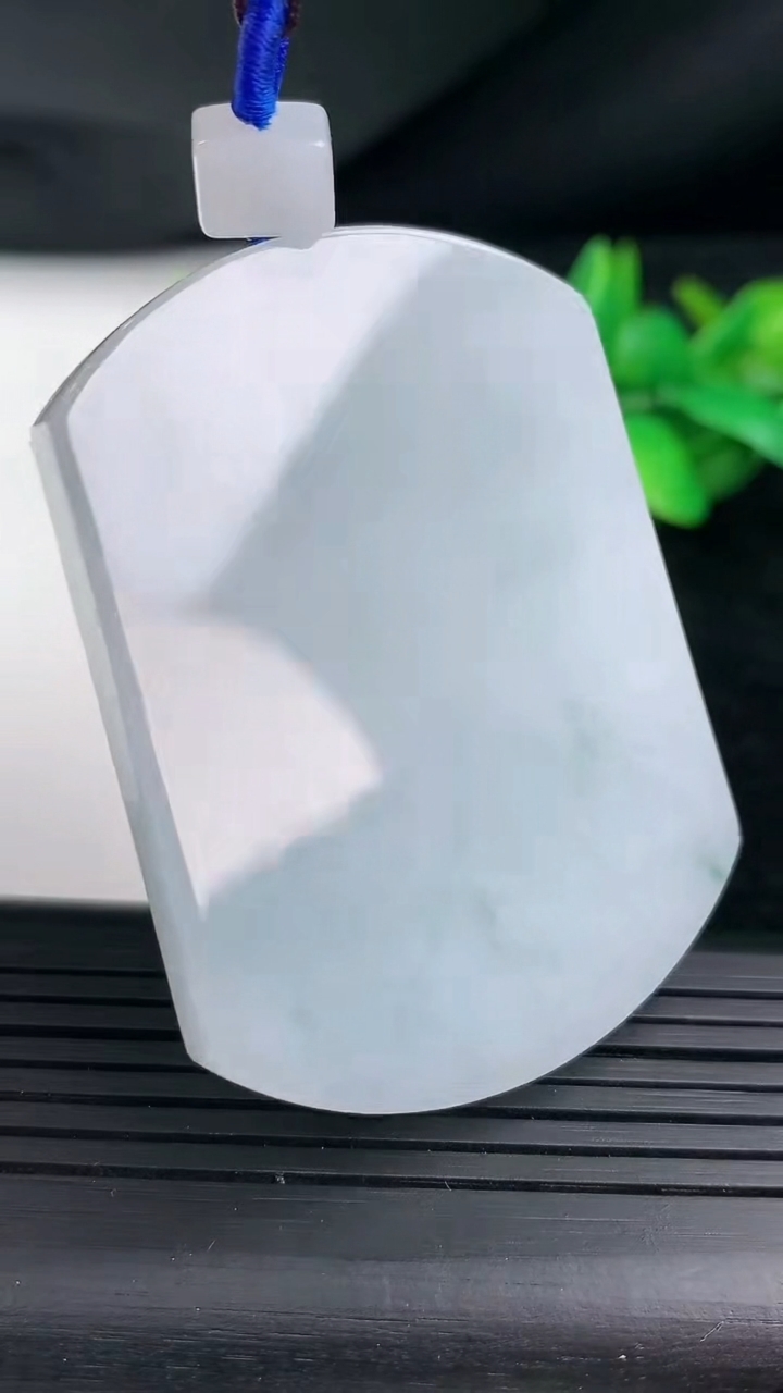 天然A货翡翠飘花无事牌吊坠尺寸54.6-41-5.6重量:40.33g
3月12日