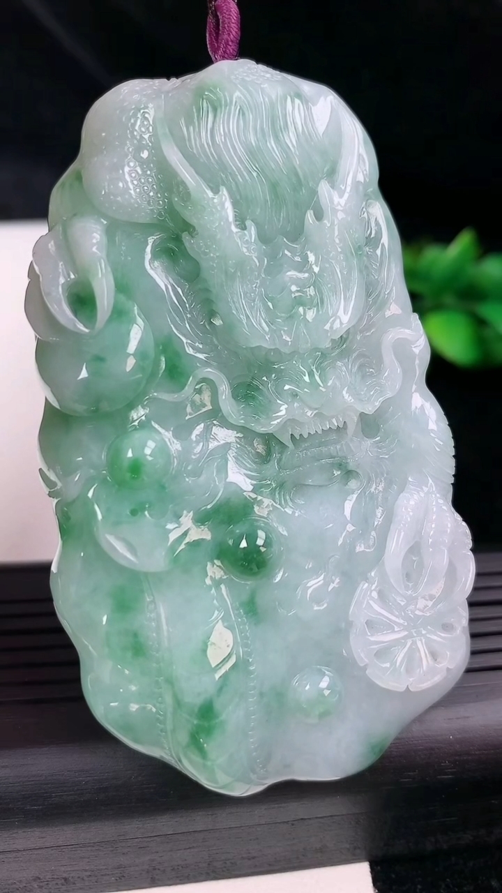 天然A货翡翠龙牌吊坠尺寸81.9-47.5-9.7重量:72.63g
3月12日