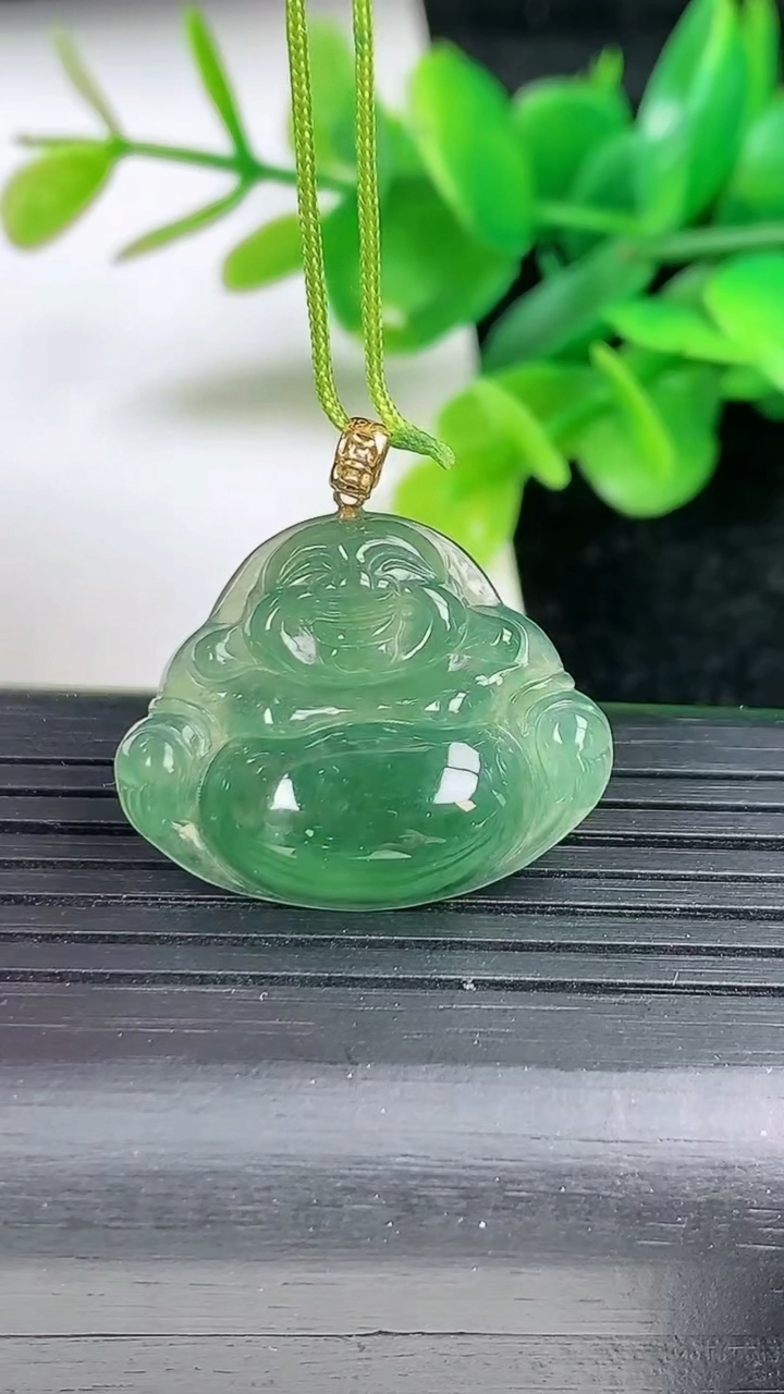 天然A货翡翠佛公吊坠尺寸20.4-25-5.6重量:4.03g
3月12日