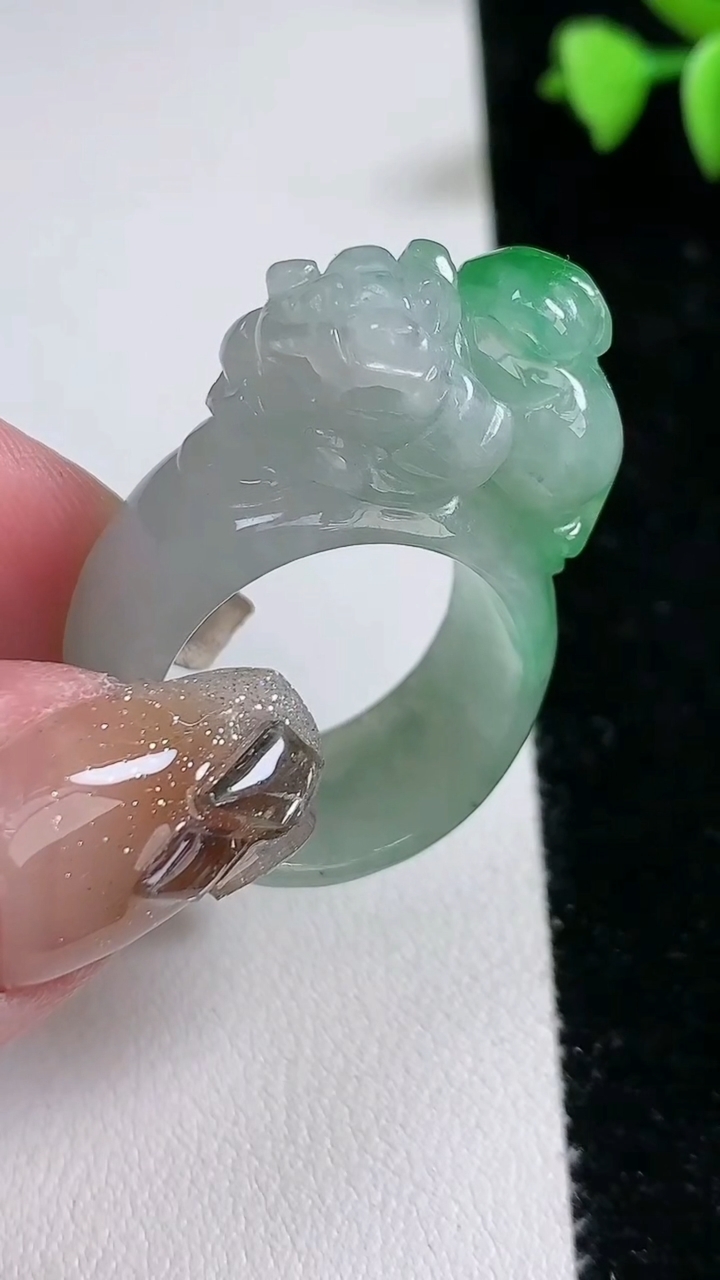 天然A货翡翠貔貅扳指 戒指，尺寸21-12-13，重量:15.55g2026年3月12日
工厂直销收藏佳品,种好水足，色泽均匀，有种有色，上手高大气！