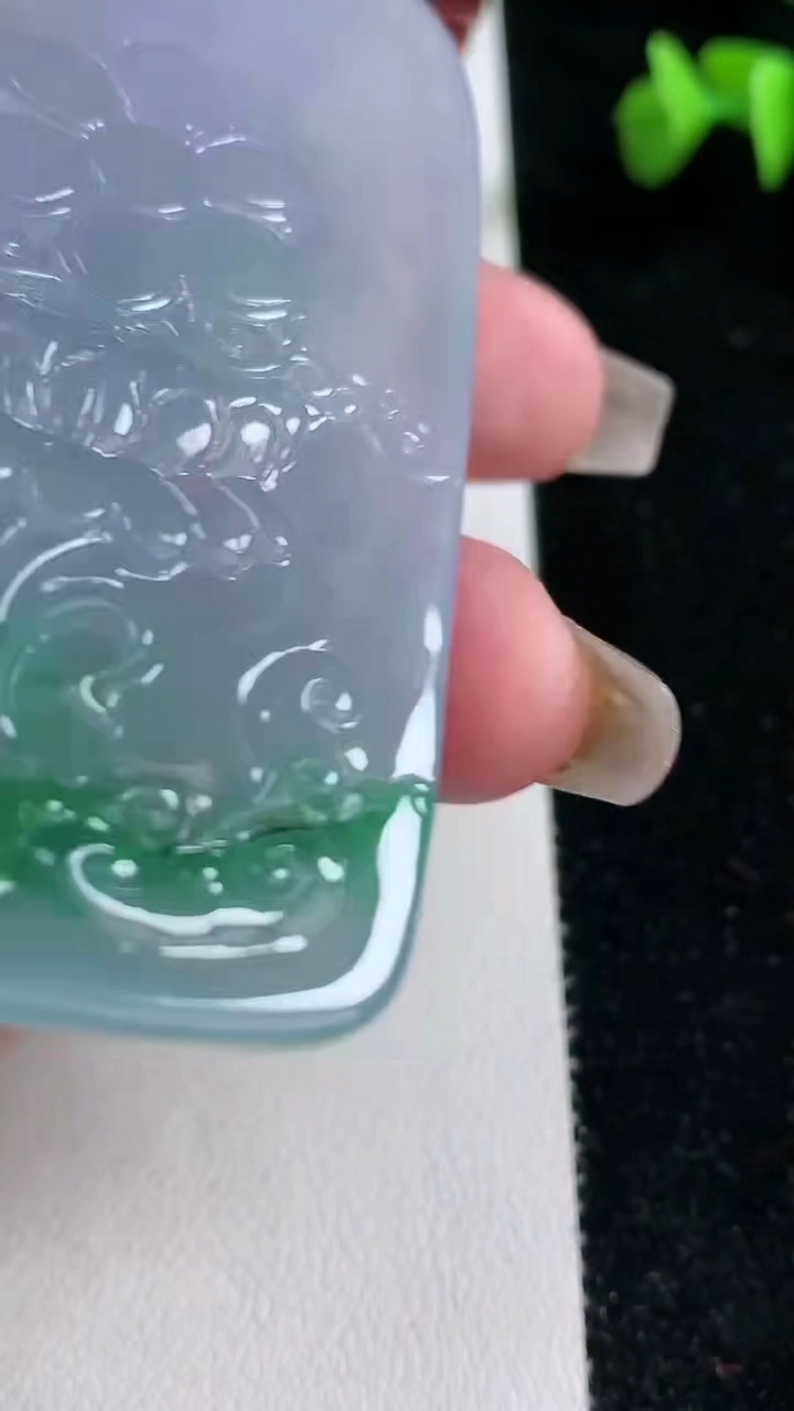 天然A货翡翠虚空藏菩萨吊坠，尺寸77.2-41.8-10.8，重量:84.19g
3月12日