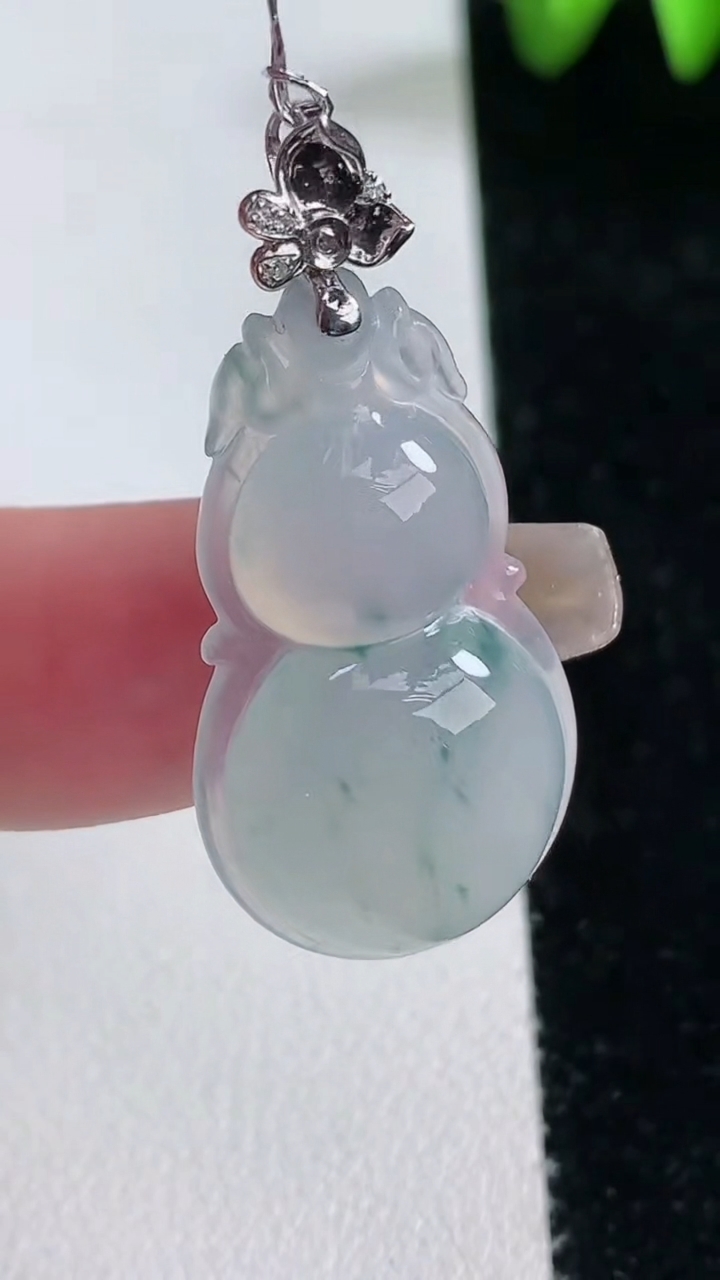 天然A货翡翠种飘花葫芦吊坠，尺寸32.7-17.7-6，重量:5.62g
3月12日