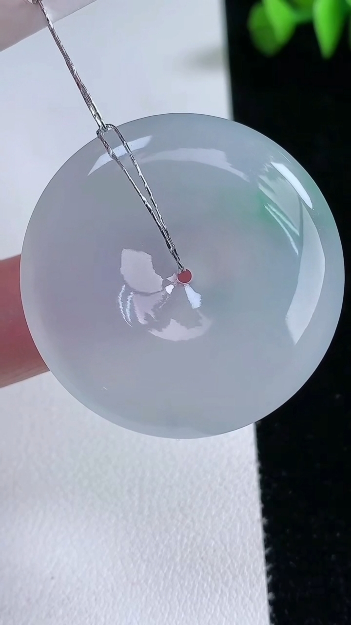 天然A货翡翠平安扣吊坠，尺寸35.7-6，重量:15.95g
3月12日