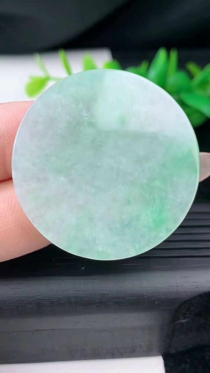 天然A货翡翠无事牌镶嵌件尺寸40.3-2.3重量:11.71g
3月12日