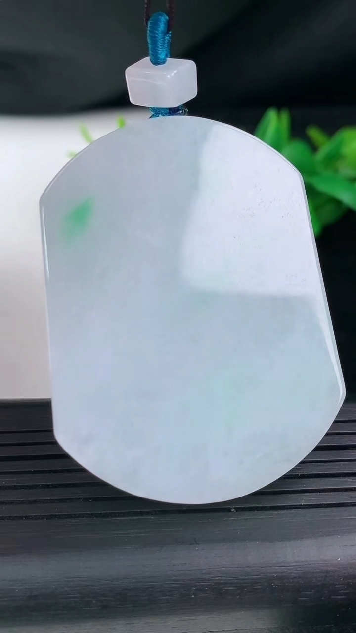 天然A货翡翠无事牌吊坠尺寸54.5-41.8-5.7重量:40.10g
3月12日