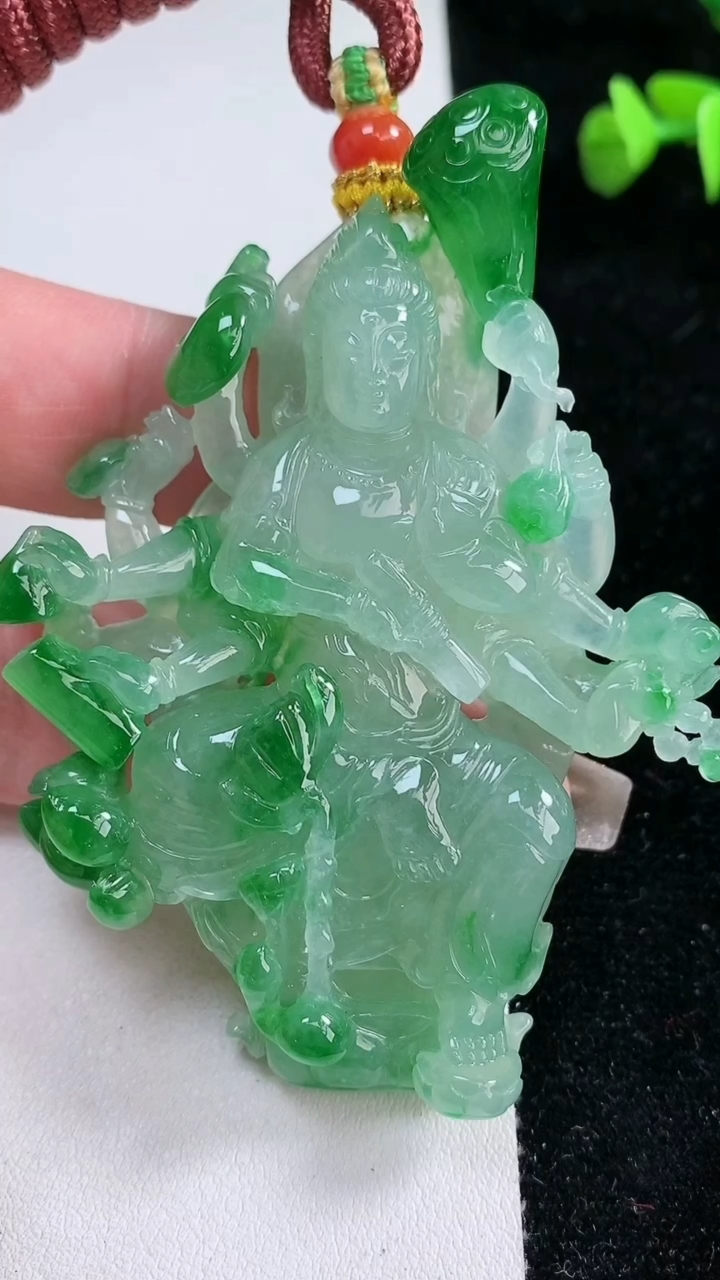 天然A货翡翠千手观音菩萨吊坠，尺寸75.5-54-11.5，重量:66.25g
3月12日
