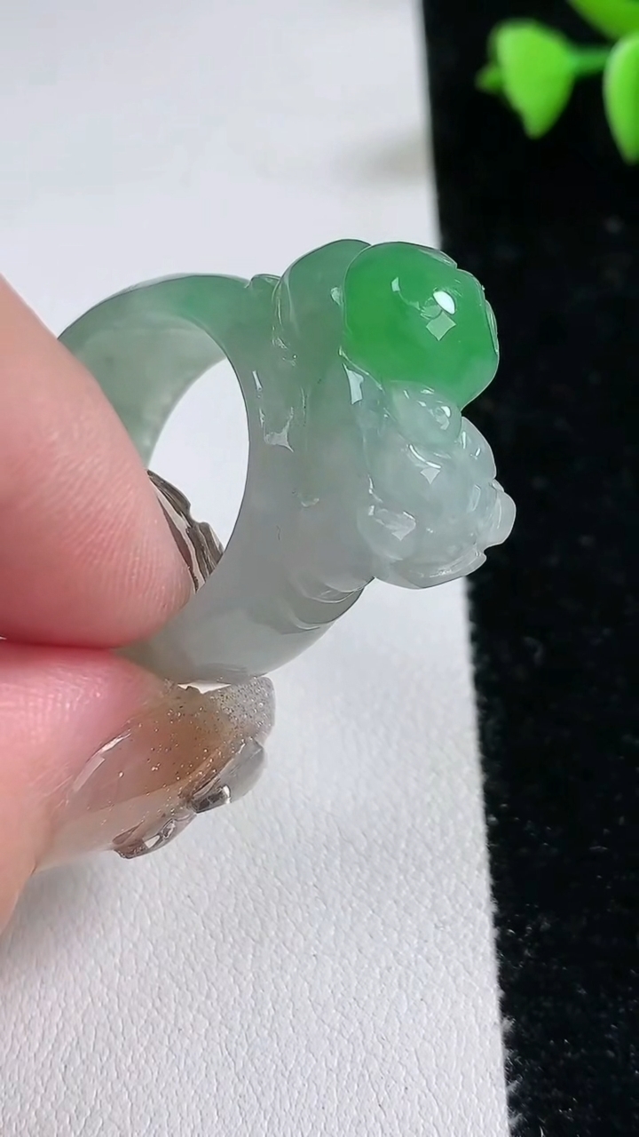 天然A货翡翠貔貅扳指 戒指，尺寸21-12-13，重量:15.55g2026年3月12日
工厂直销收藏佳品,种好水足，色泽均匀，有种有色，上手高大气！