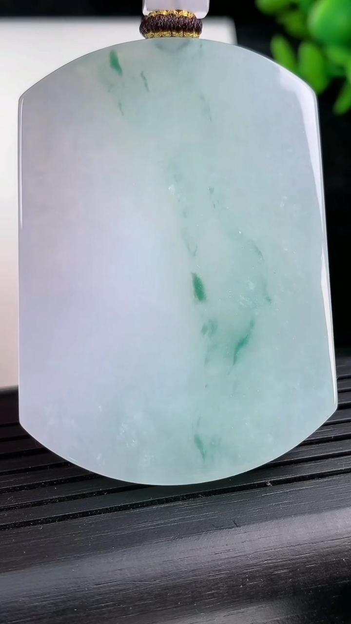 天然A货翡翠冰种飘花无事牌吊坠尺寸54.8-38.7-5.7重量:39.30g
3月12日