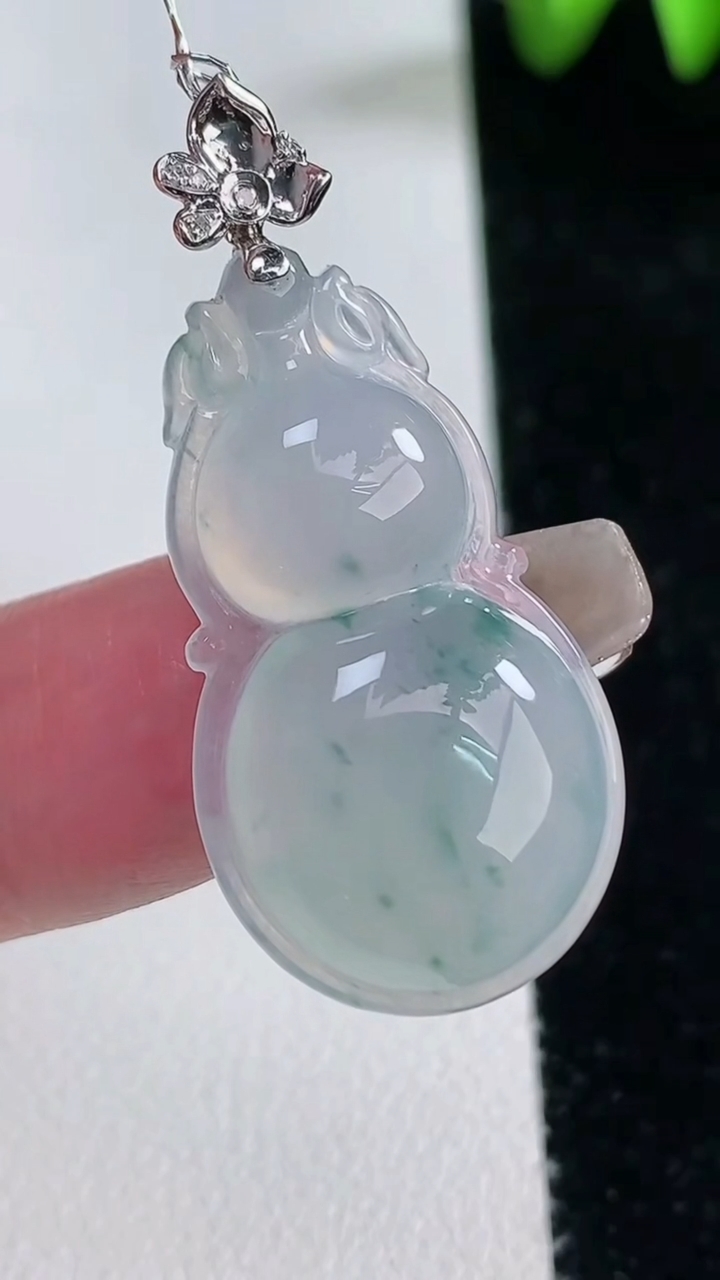 天然A货翡翠种飘花葫芦吊坠，尺寸32.7-17.7-6，重量:5.62g
3月12日