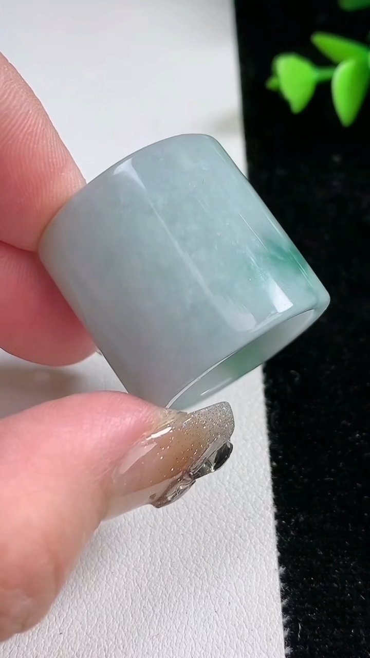 天然A货翡翠飘花扳指 戒指，尺寸22.3-26-2.8，重量:21.96g2026年3月12日
工厂直销收藏佳品,种好水足，色泽均匀，有种有色，上手高大气！