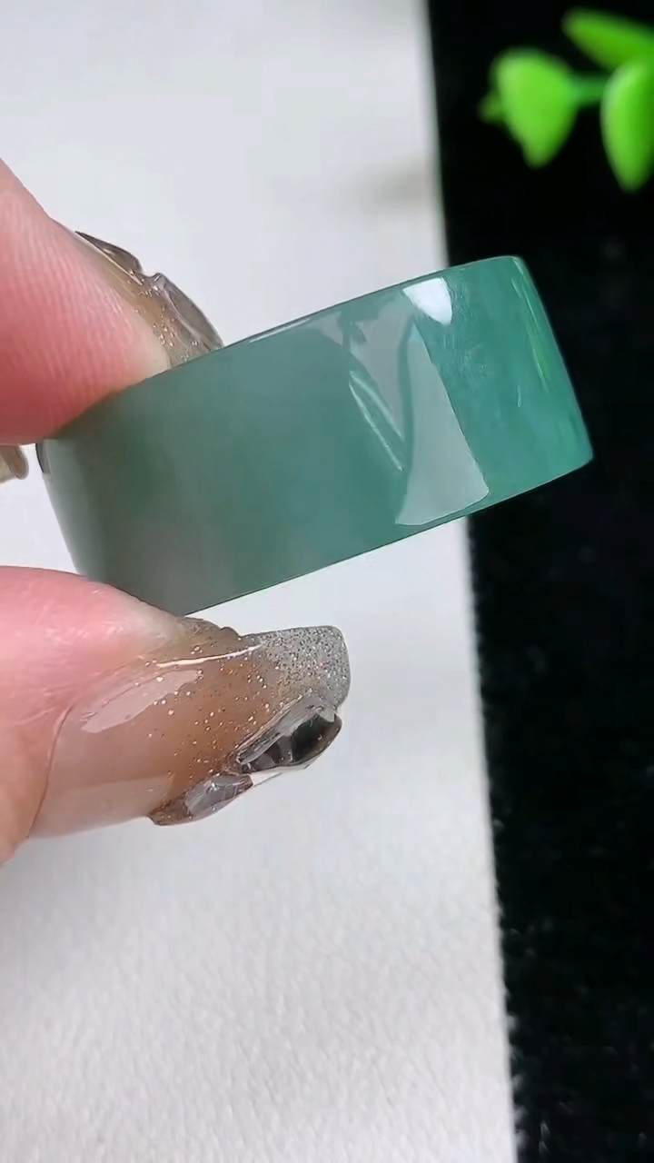 天然A货翡翠飘花方形指环 扳指 戒指，尺寸21.4-12.7-5.8，重量:21.27g2026年3月12日
工厂直销收藏佳品,种好水足，色泽均匀，有种有色，上手高大气！