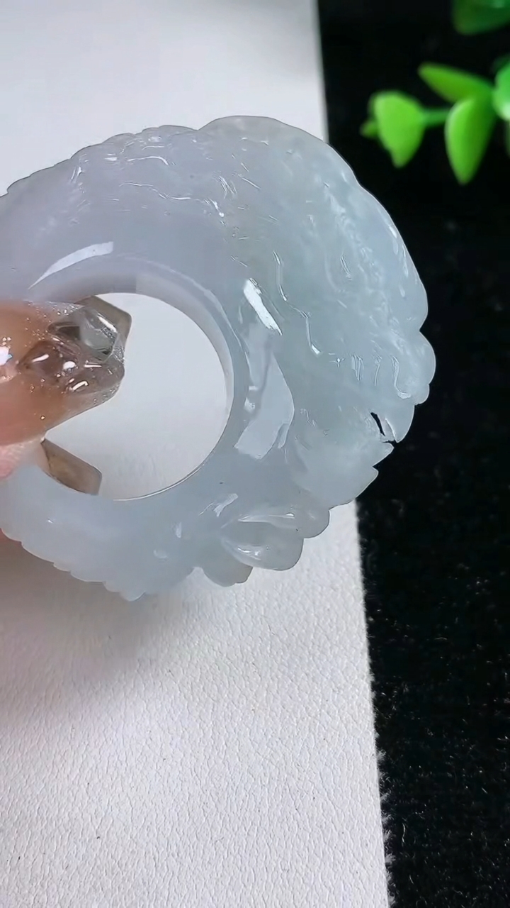 天然A货翡翠龙头扳指 戒指，尺寸22.2-12.3-10.7，重量:42.88g2026年3月12日
工厂直销收藏佳品,种好水足，色泽均匀，有种有色，上手高大气！