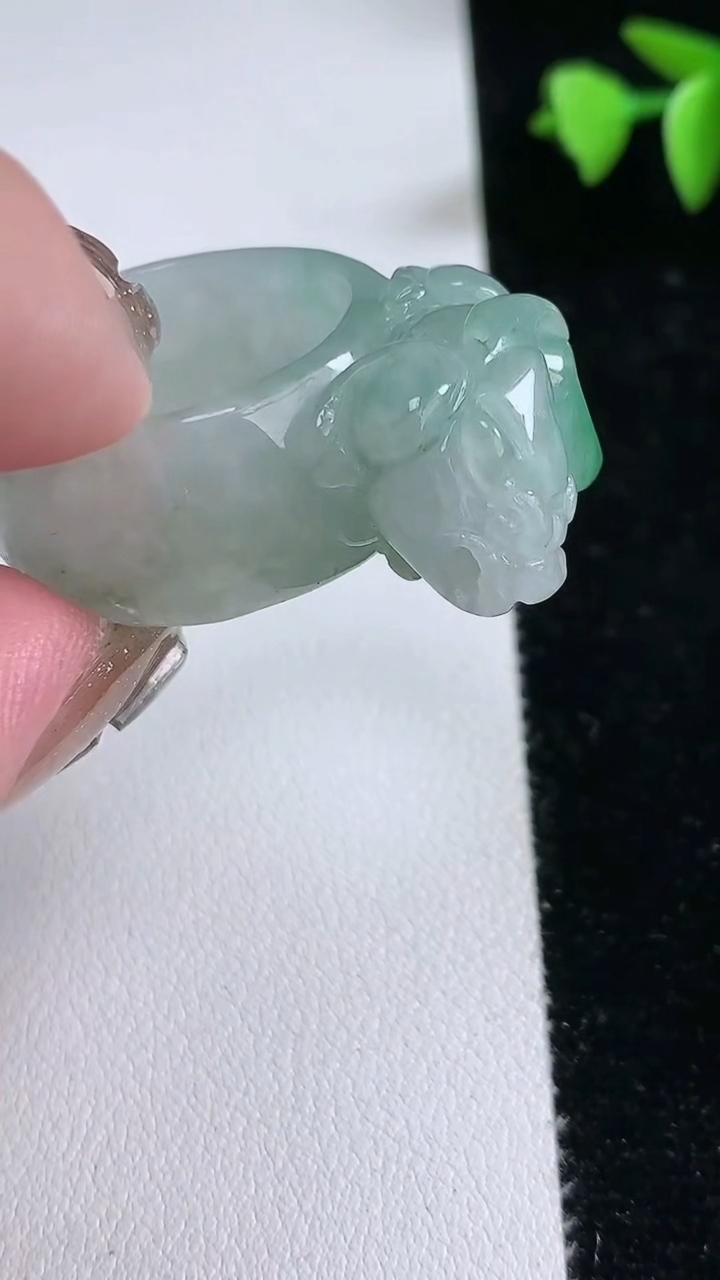 天然A货翡翠貔貅扳指 戒指，尺寸21-14-13.4，重量:18.87g2026年3月12日
工厂直销收藏佳品,种好水足，色泽均匀，有种有色，上手高大气！
