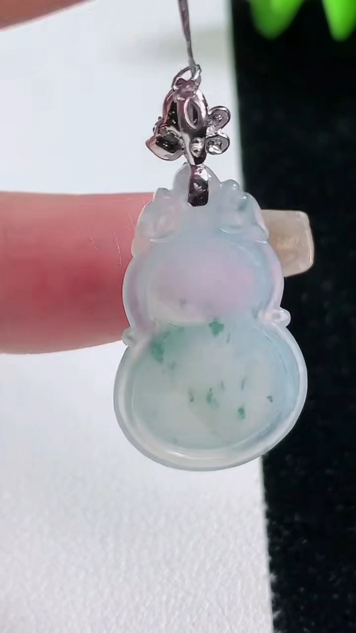 天然A货翡翠种飘花葫芦吊坠，尺寸32.7-17.7-6，重量:5.62g
3月12日