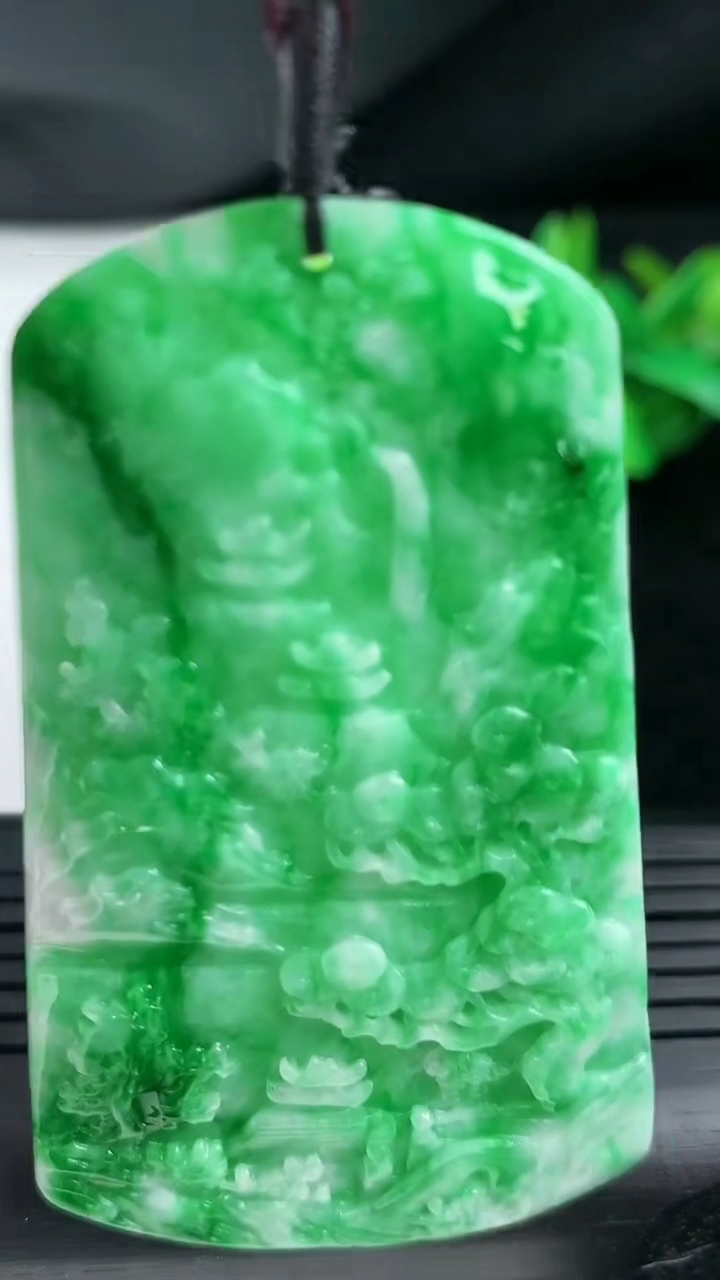 天然A货翡翠山水牌吊坠尺寸64.2-37.5-3.2重量:21.67g
3月12日