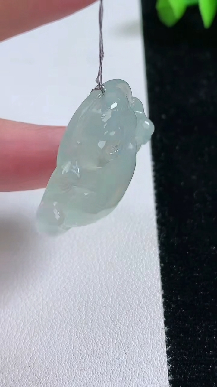 天然A货翡翠佛公吊坠，尺寸33.8-35.7-6.4，重量:12.30g
3月12日