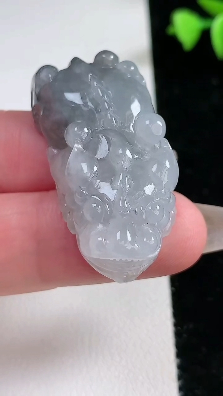 天然A货翡翠乌鸡种貔貅吊坠，尺寸39.7-19.2-11.2，重量:18.89g
3月12日