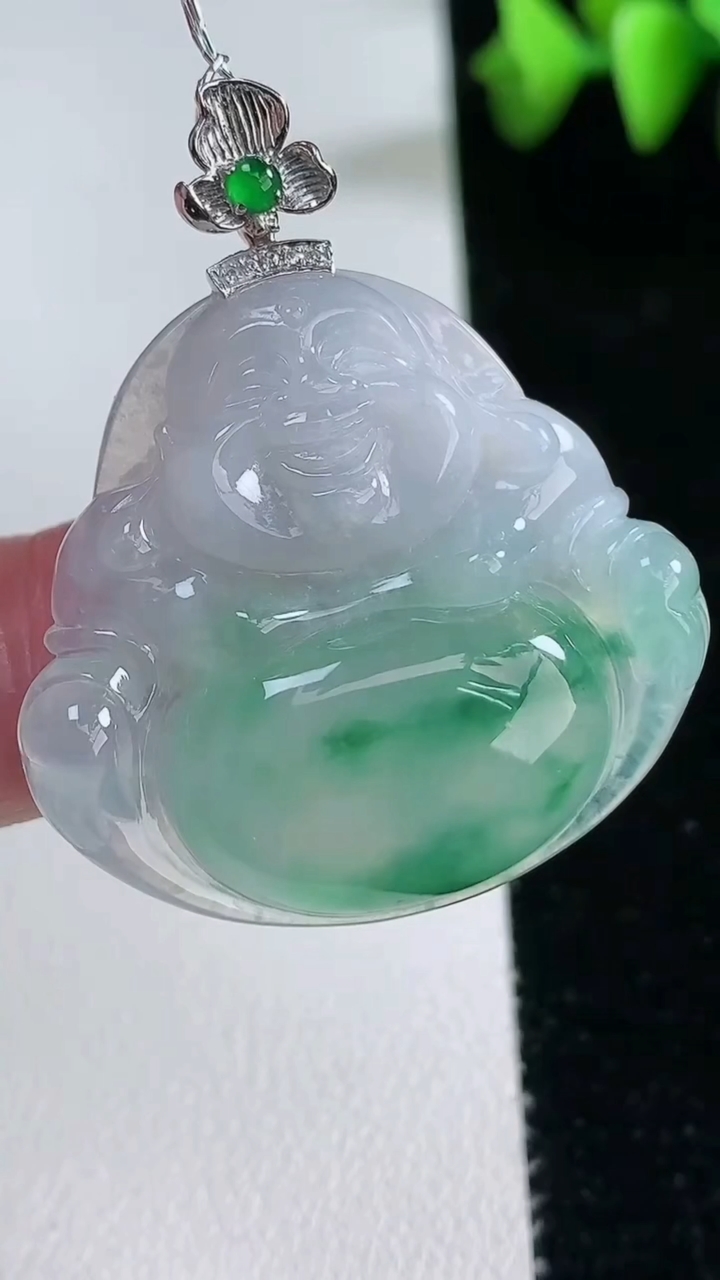 天然A货翡翠种飘花佛公吊坠，尺寸30.6-33.3-6，重量:10.75g
3月12日