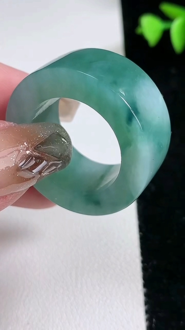 天然A货翡翠飘花方形指环 扳指 戒指，尺寸21.4-12.7-5.8，重量:21.27g2026年3月12日
工厂直销收藏佳品,种好水足，色泽均匀，有种有色，上手高大气！