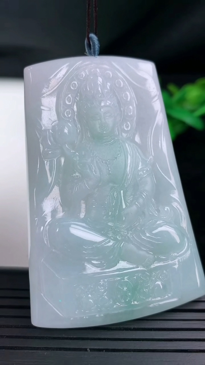 天然A货翡翠大势至菩萨吊坠尺寸68.6-45.2-6.1重量:41.60g
3月12日
