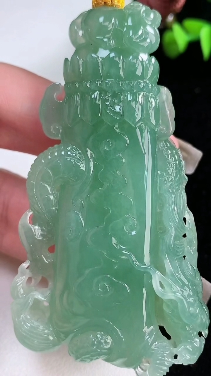 天然A货翡翠龙牌吊坠，尺寸72.3-43-15，重量:66.12g
3月12日