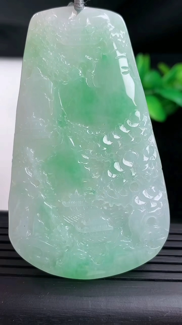 天然A货翡翠山水牌吊坠尺寸69.1-43.1-5.2重量:34.31g
3月12日