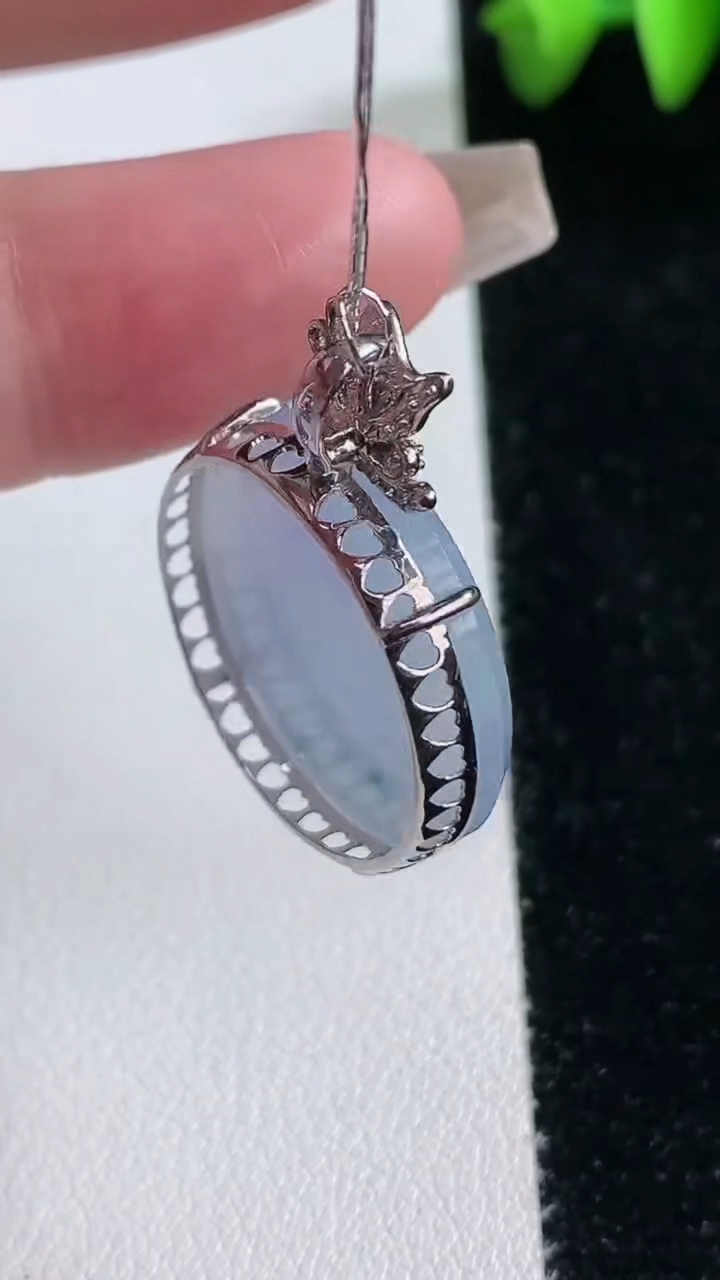 天然A货翡翠18k金紫罗兰 飘花无事牌吊坠，尺寸31-23.3-5.5，重量:5.48g
3月12日