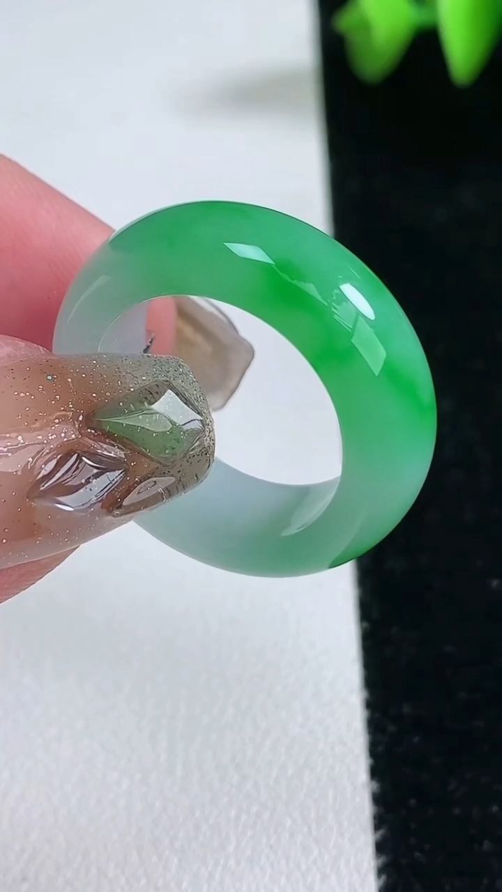 天然A货翡翠指环 戒指，尺寸18.3-5.7-3.6，重量:4.49g2026年3月12日
工厂直销收藏佳品,种好水足，色泽均匀，有种有色，上手高大气！