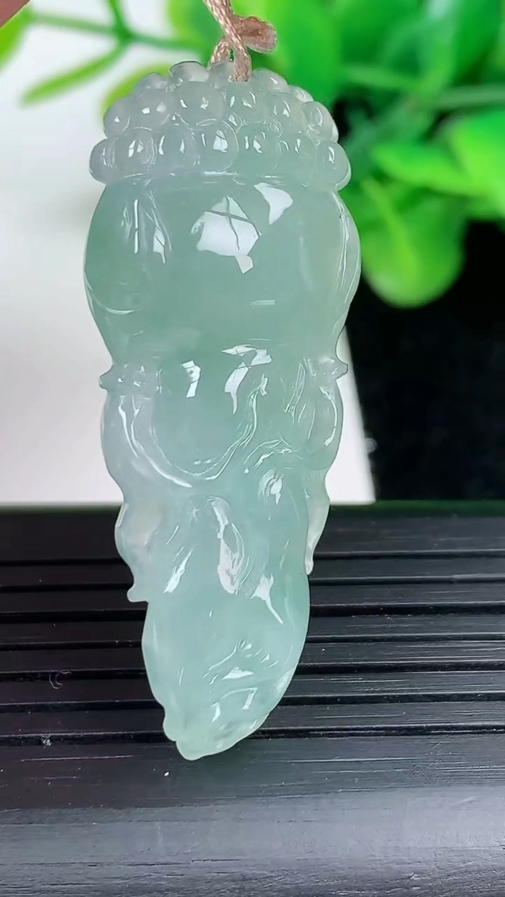 天然A货翡翠人参如意吊坠尺寸42-17.2-6.4重量:7.61g
3月12日