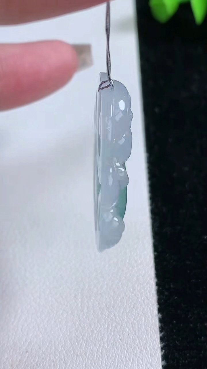 天然A货翡翠种飘花佛公吊坠，尺寸31.5-34.7-5.7，重量:9.82g
3月12日