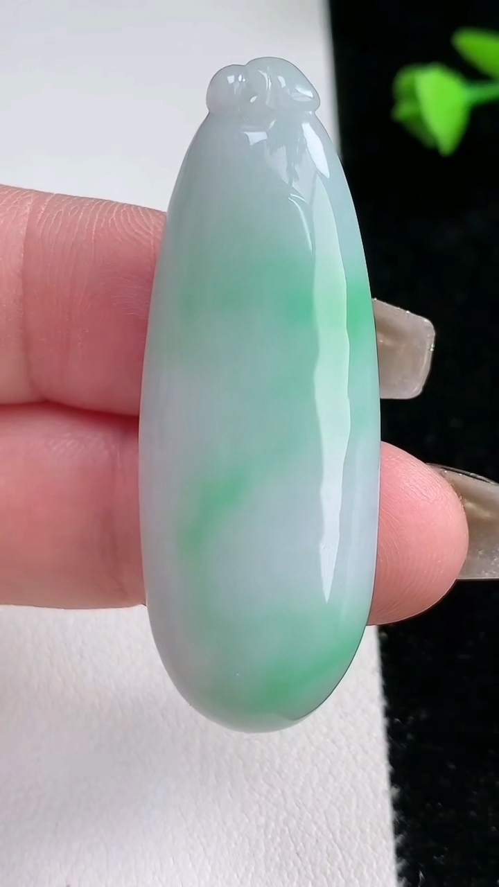 天然A货翡翠福瓜吊坠，尺寸48.4-18-9，重量:14.52g
3月12日