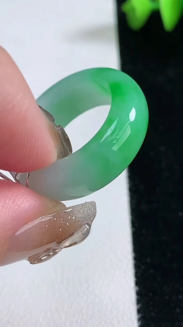 天然A货翡翠指环 戒指，尺寸18.3-5.7-3.6，重量:4.49g2026年3月12日
工厂直销收藏佳品,种好水足，色泽均匀，有种有色，上手高大气！