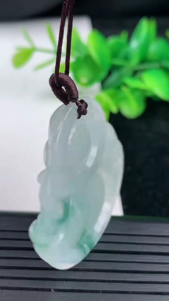 天然A货翡翠冰种飘花佛公吊坠尺寸35.7-40.1-7重量:14.86g
3月12日