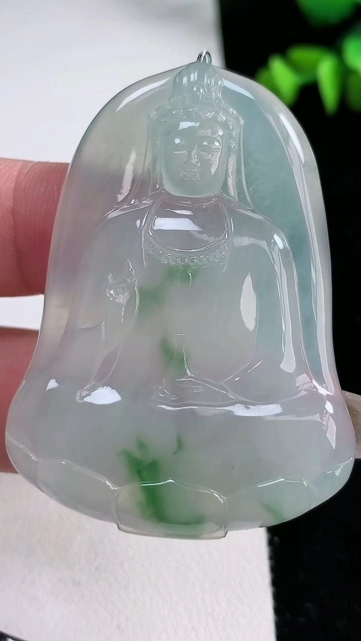 天然A货翡翠种飘花素衣观音菩萨吊坠，尺寸54.4-39-5，重量:22.60g
3月12日