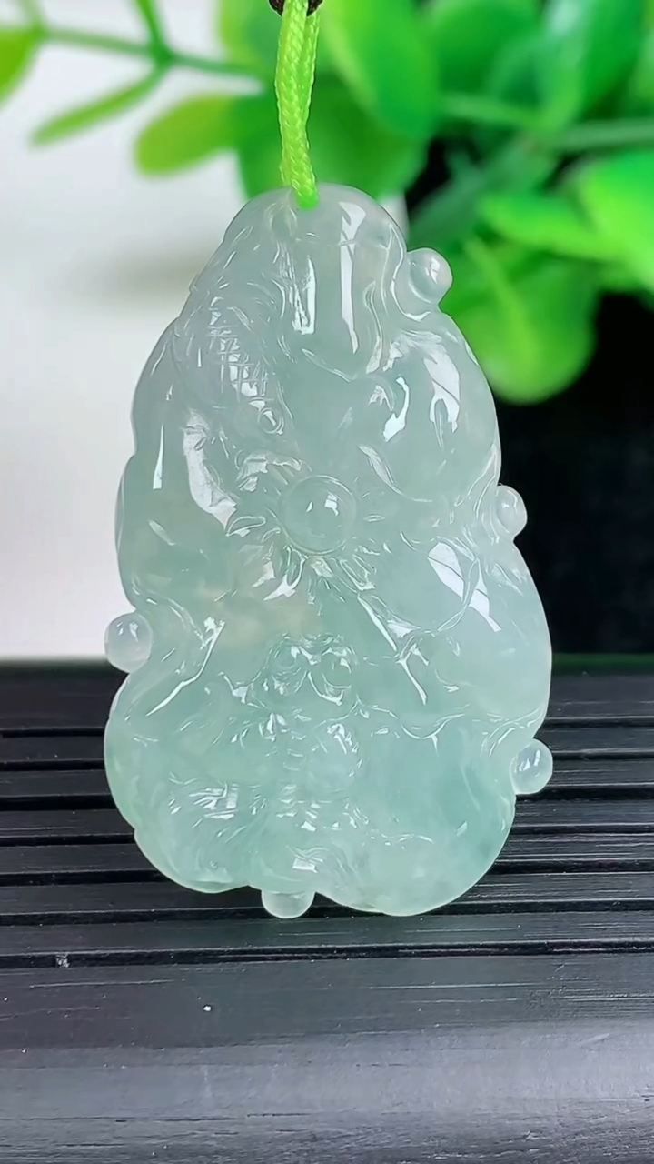 天然A货翡翠年年有余吊坠尺寸35.6-21.8-4.6重量:6.49g
3月12日