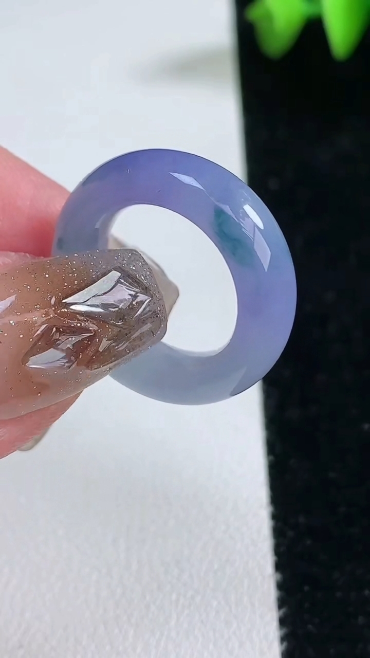 天然A货翡翠种紫罗兰 飘花指环 戒指，尺寸15.4-6.4-4.2，重量:5.11g2026年3月12日
工厂直销收藏佳品,种好水足，色泽均匀，有种有色，上手高大气！