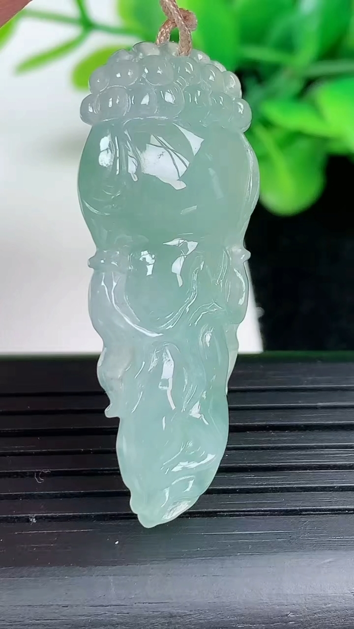 天然A货翡翠人参如意吊坠尺寸42-17.2-6.4重量:7.61g
3月12日