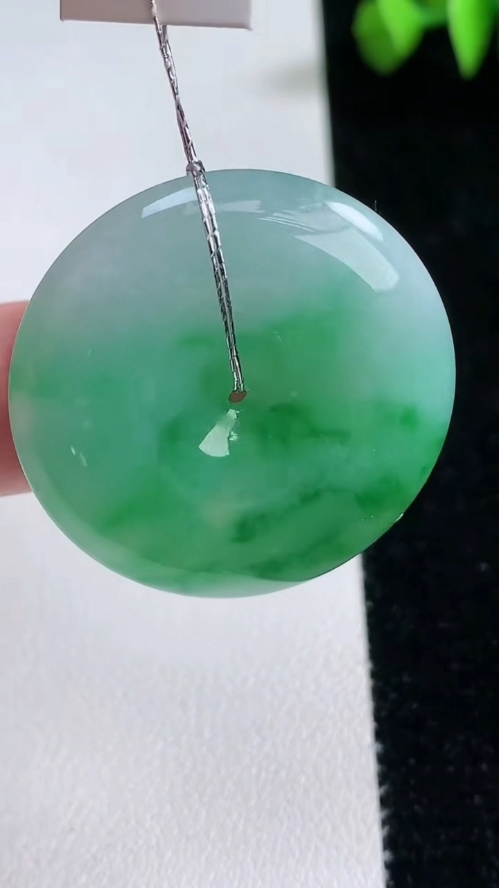 天然A货翡翠平安扣吊坠，尺寸32.2-5.8，重量:13.08g
3月12日