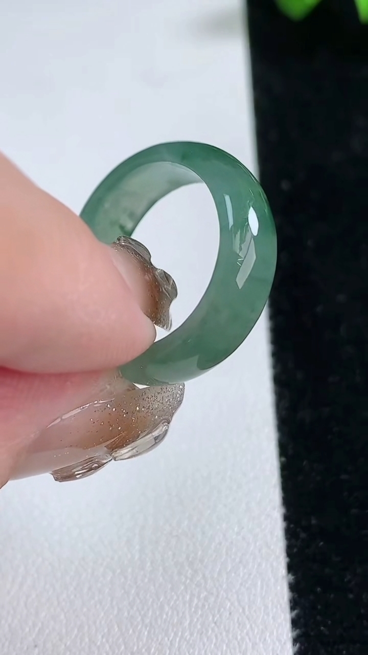 天然A货翡翠冰种飘花指环 戒指，尺寸18-7-2.8，重量:4.00g2026年3月12日
工厂直销收藏佳品,种好水足，色泽均匀，有种有色，上手高大气！