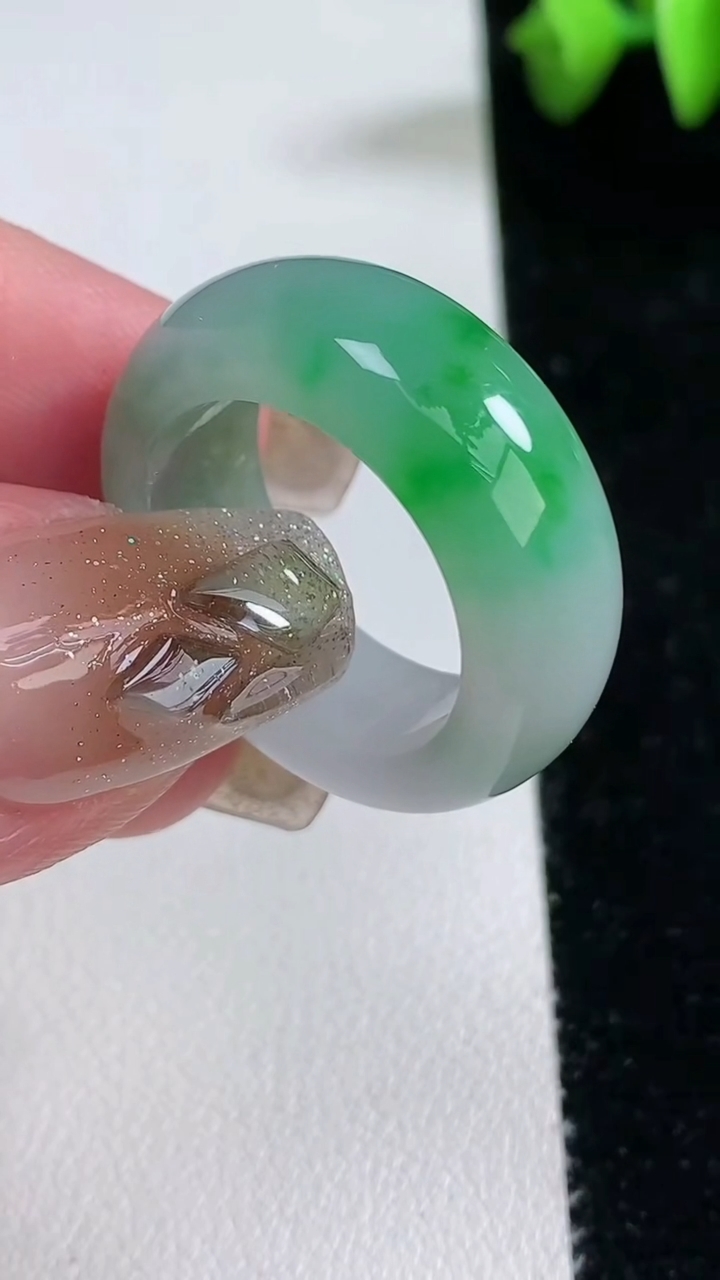 天然A货翡翠指环 戒指 扳指，尺寸19.4-9.2-4.5，重量:9.24g2026年3月12日
工