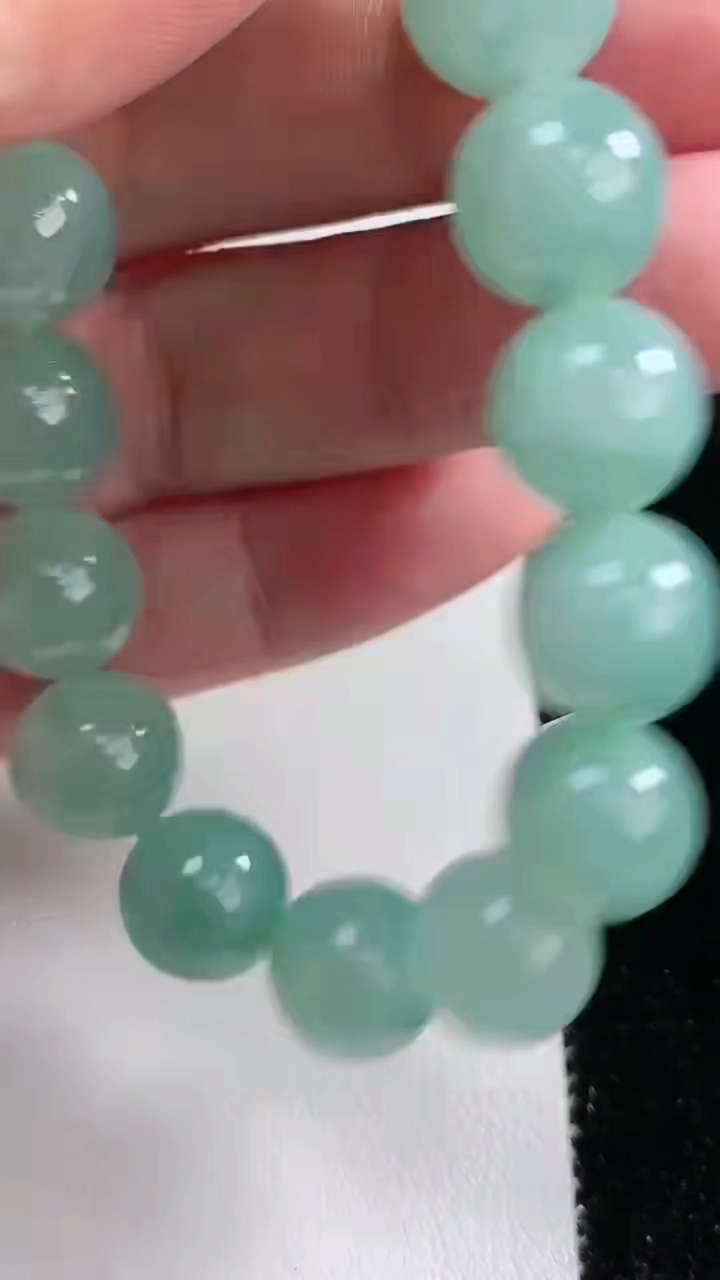 天然A货翡翠圆珠手串，尺寸12.2，重量:52.42g3月12日
工厂直销收藏佳品,种好水足，色泽均匀，有种有色，上手高大气！