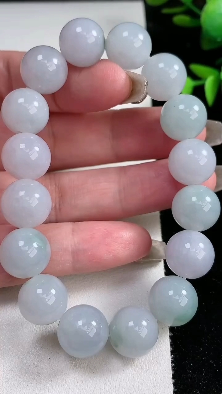 天然A货翡翠圆珠手串，尺寸12.8，重量:60.04g3月12日
工厂直销收藏佳品,种好水足，色泽均