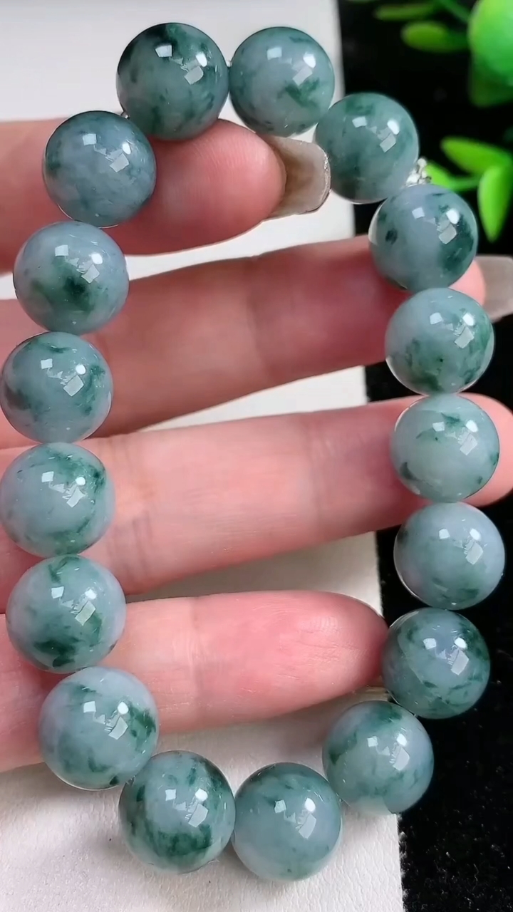 天然A货翡翠飘花圆珠手串，尺寸12，重量:52.63g3月12日
工厂直销收藏佳品,种好水足，色泽均