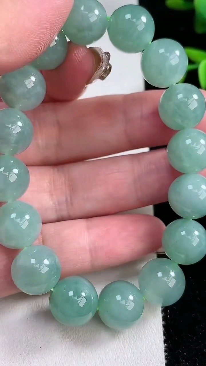 天然A货翡翠圆珠手串，尺寸12.2，重量:52.42g3月12日
工厂直销收藏佳品,种好水足，色泽均匀，有种有色，上手高大气！