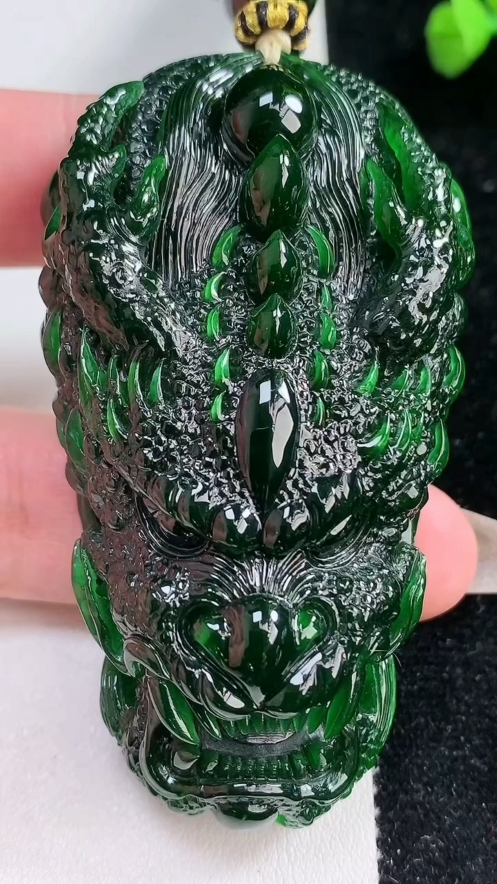 天然A货翡翠龙牌吊坠，尺寸72-41-20.5，重量:103.21g
3月12日