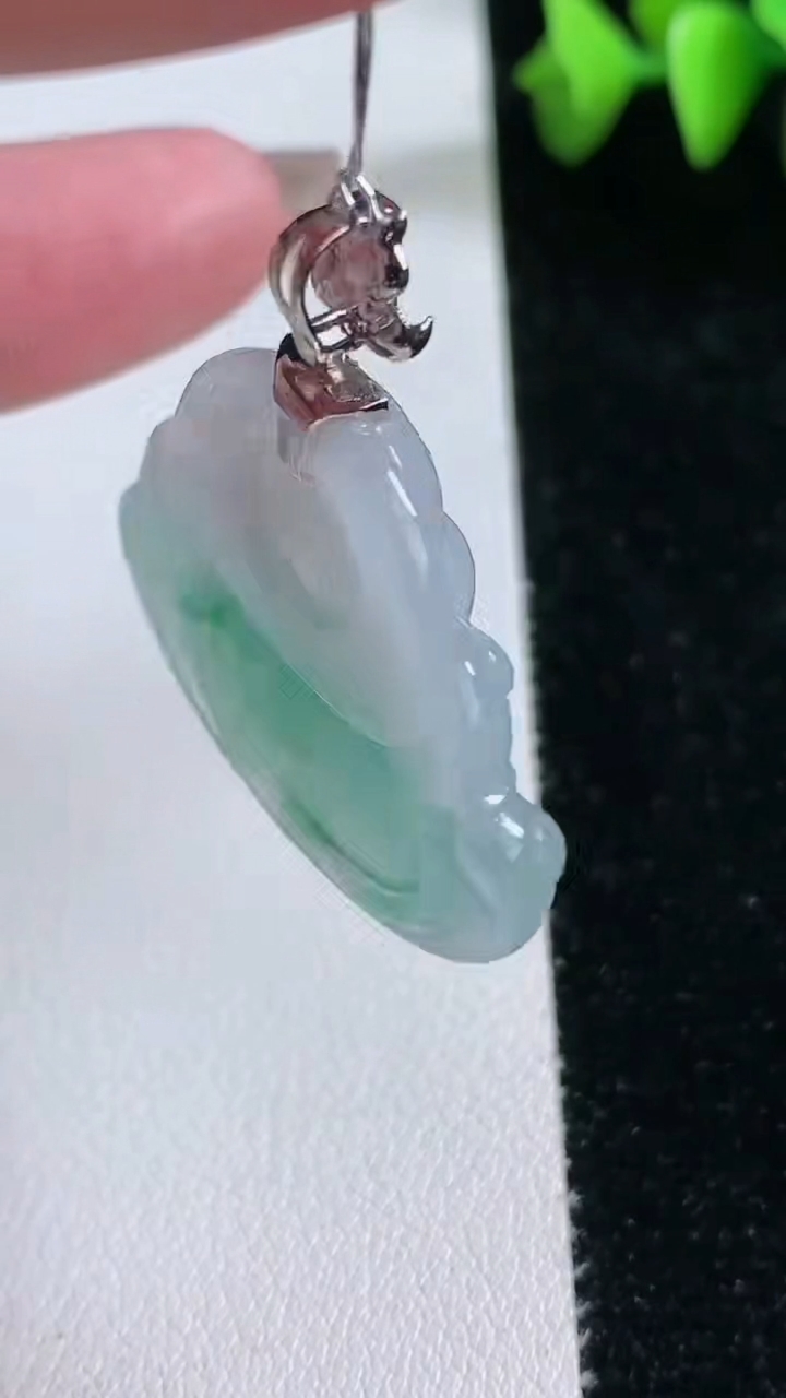 天然A货翡翠种飘花佛公吊坠，尺寸30.6-33.3-6，重量:10.75g
3月12日