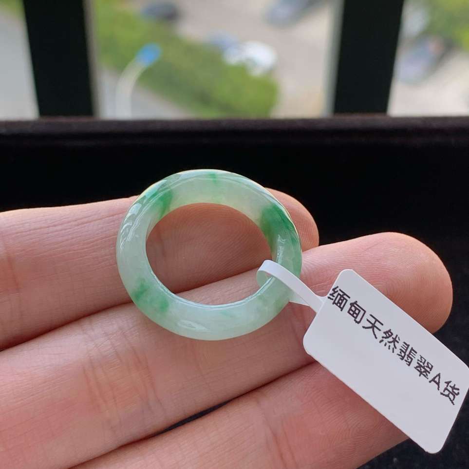 A货天然翡翠冰糯种飘绿戒指17-18号重量3.90
3月12日