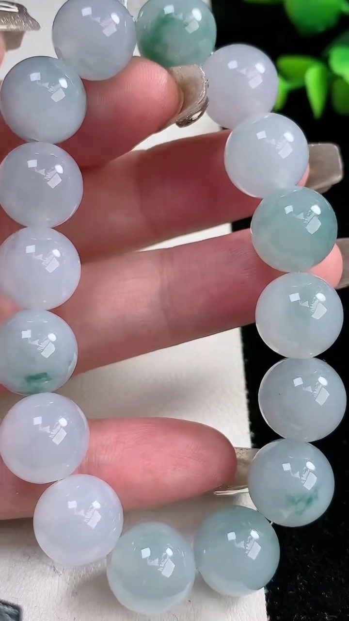 天然A货翡翠种飘花圆珠手串，尺寸12.6，重量:57.45g3月12日
工厂直销收藏佳品,种好水足，色泽均匀，有种有色，上手高大气！