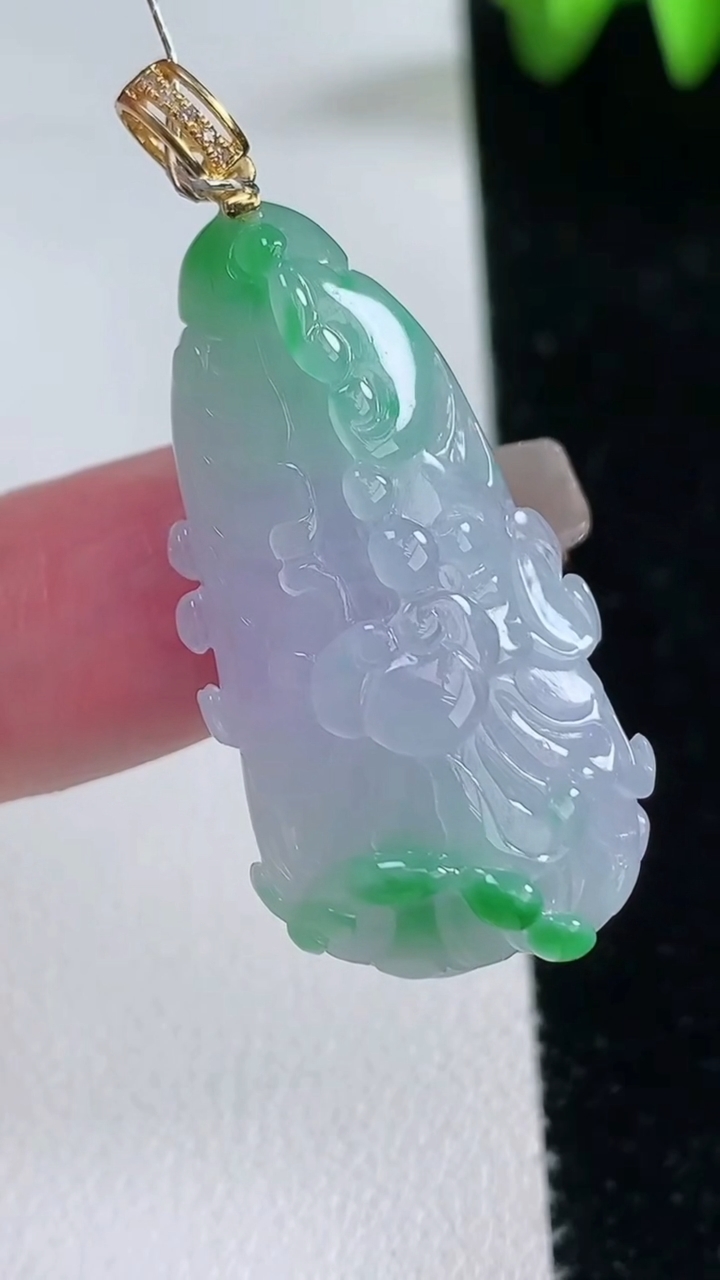 天然A货翡翠白菜吊坠，尺寸34.7-18-11，重量:10.91g
3月12日